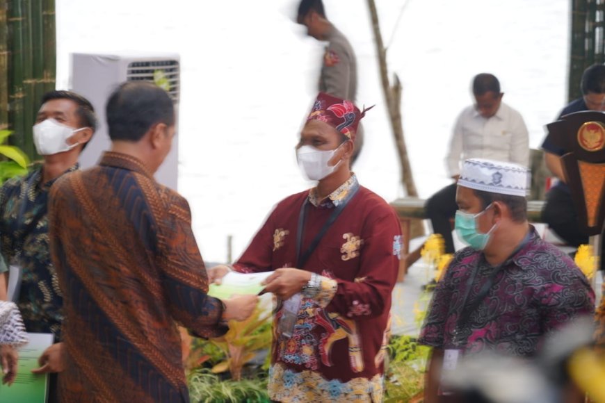 Provinsi Kalimantan Tengah Terima SK Perhutanan Sosial, SK TORA dan SK Hutan Adat